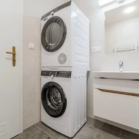 Blueground 7 Renovated Letna Park Prg-50 *